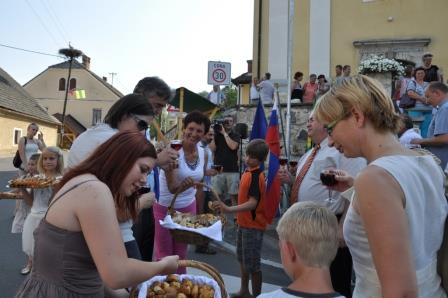 KNOBLEHARJEVO 2012 - Otvoritev ceste in pločnika do osnovne šole Frana Metelka 33